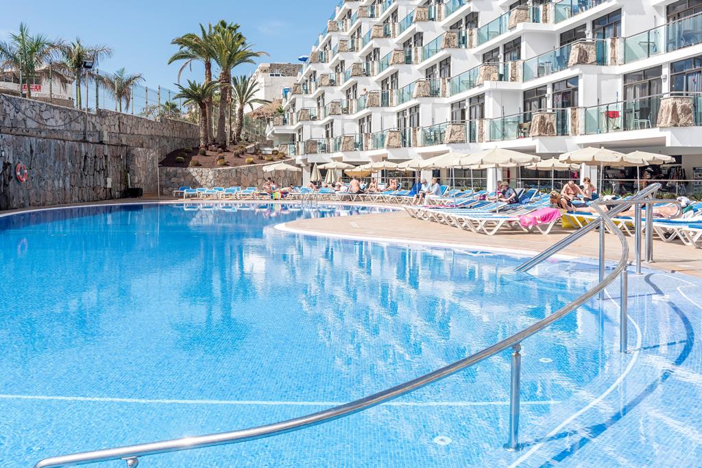 Revoli Playa – Zwembad met ligbedden, Puerto Rico