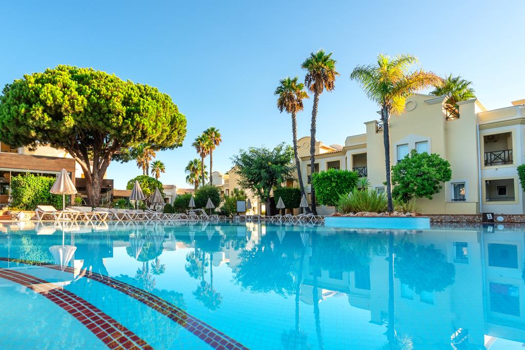 AP Adriana Beach Resort – Zwembad met palmen, Praia da Falésia