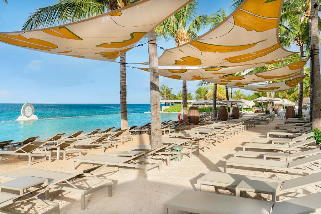 Bungalows & Villas Papagayo Beach Resort – Strand met ligbedden, Jan Thiel Baai