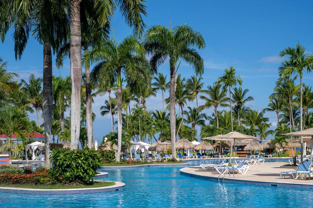 Bahia Principe Explore La Romana – Zwembad met parasols, La Romana