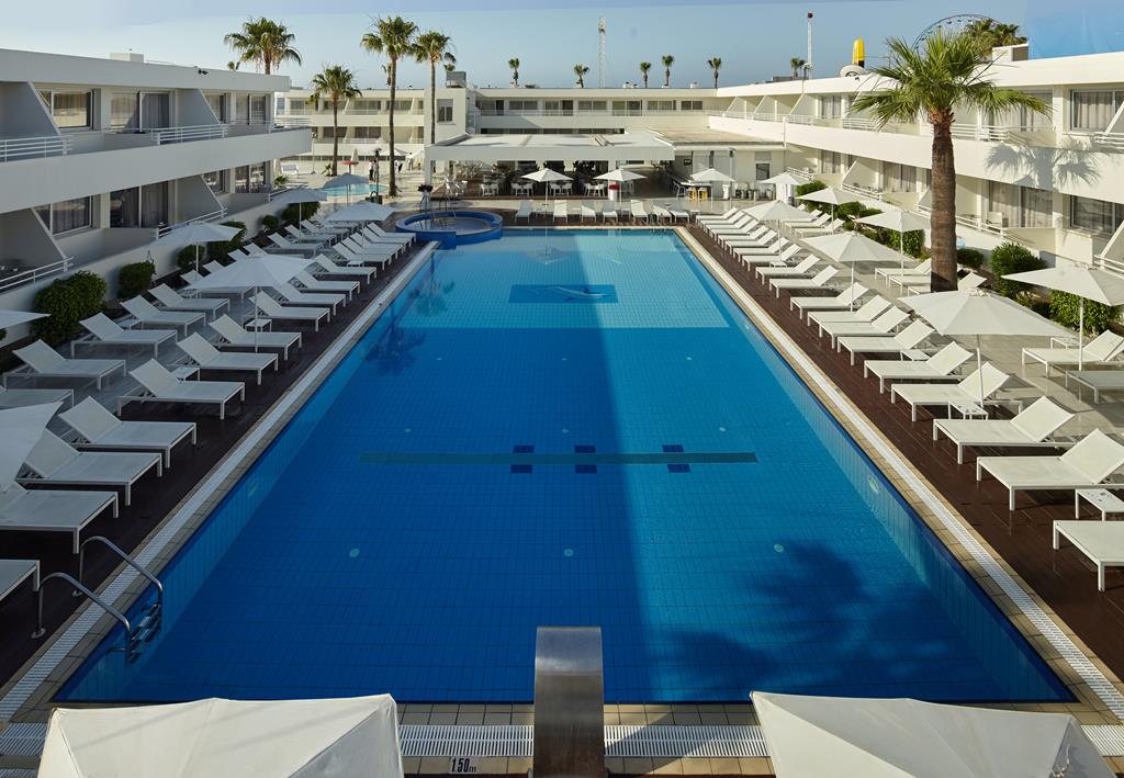 Melpo Antia Hotel & Suites – Zwembad met ligbedden, Ayia Napa