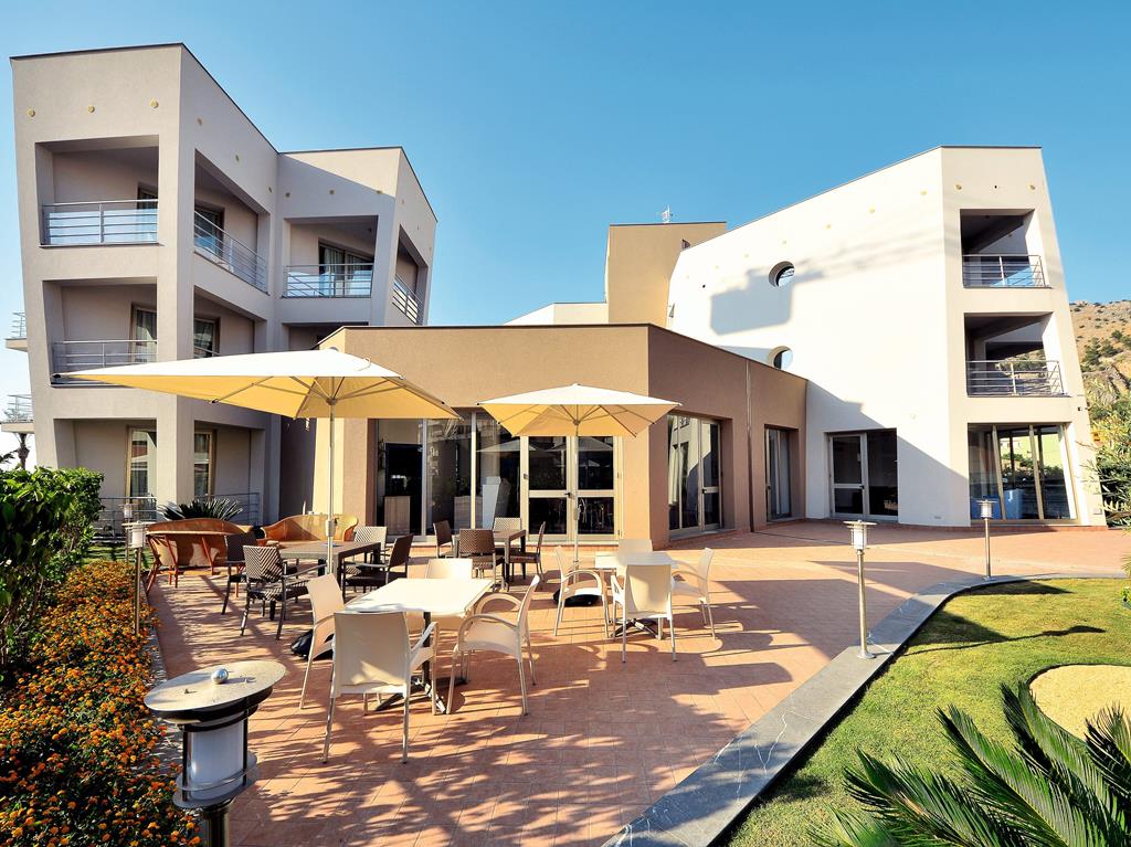 Astro Suite – Terras bij gevel, Cefalu