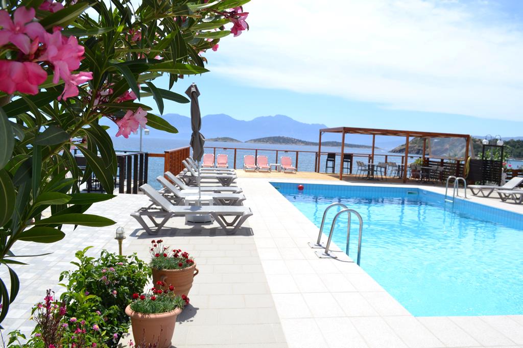 Havania – Zwembad met ligbedden, Agios Nikolaos