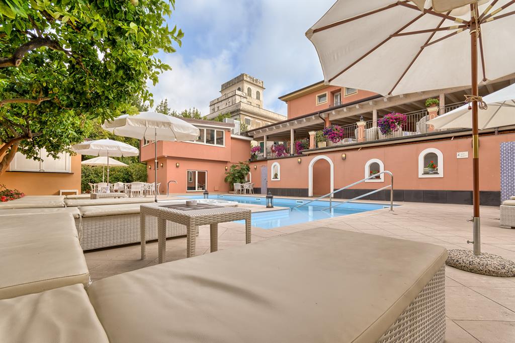 Monterosa – Zwembad met parasols, Chiavari
