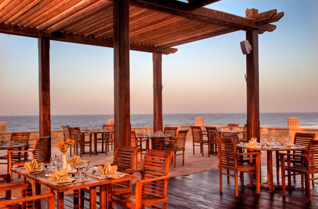 Jaz Grand Marsa – Terras bij zonsondergang, Coraya Bay