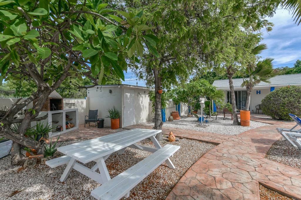 Hacienda Wayaca – Tuin met picknicktafel, Oranjestad
