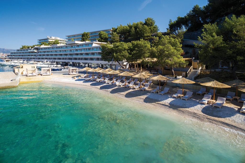 Le Meridien Lav – Strand met ligbedden, Split