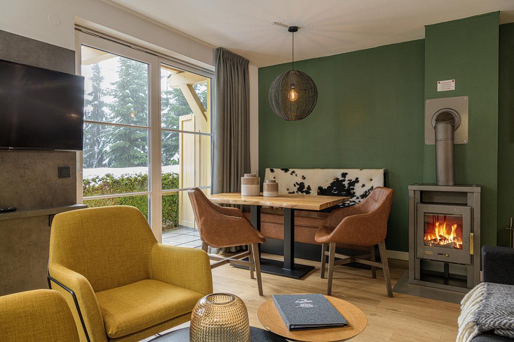 AlpenParks Apartments & Ferienresort Rehrenberg – Woonkamer met kachel, Viehhofen