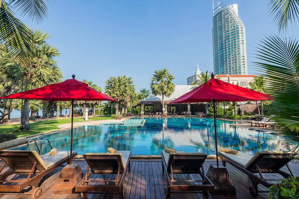 Ravindra Beach Resort & Spa – Zwembad met parasols, Jomtien