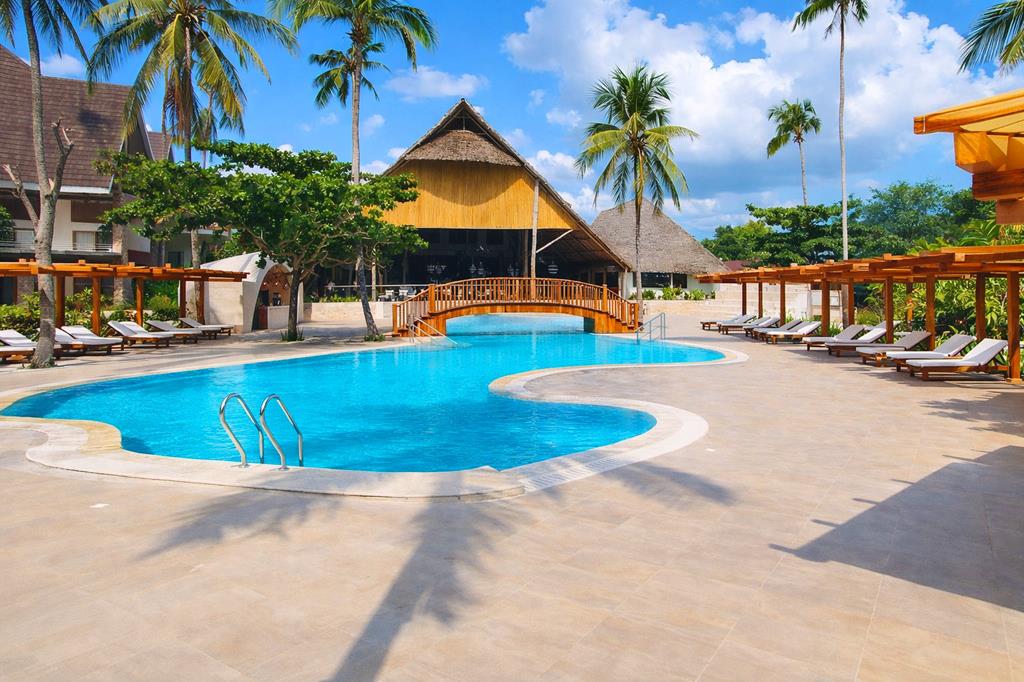 Jaz Amaluna Beach Resort – Zwembad met palmen, Uroa
