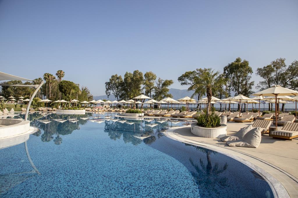 Kerkyra Blue By Louis Hotels – Zwembad met palmen en parasols, Alykes Potamou
