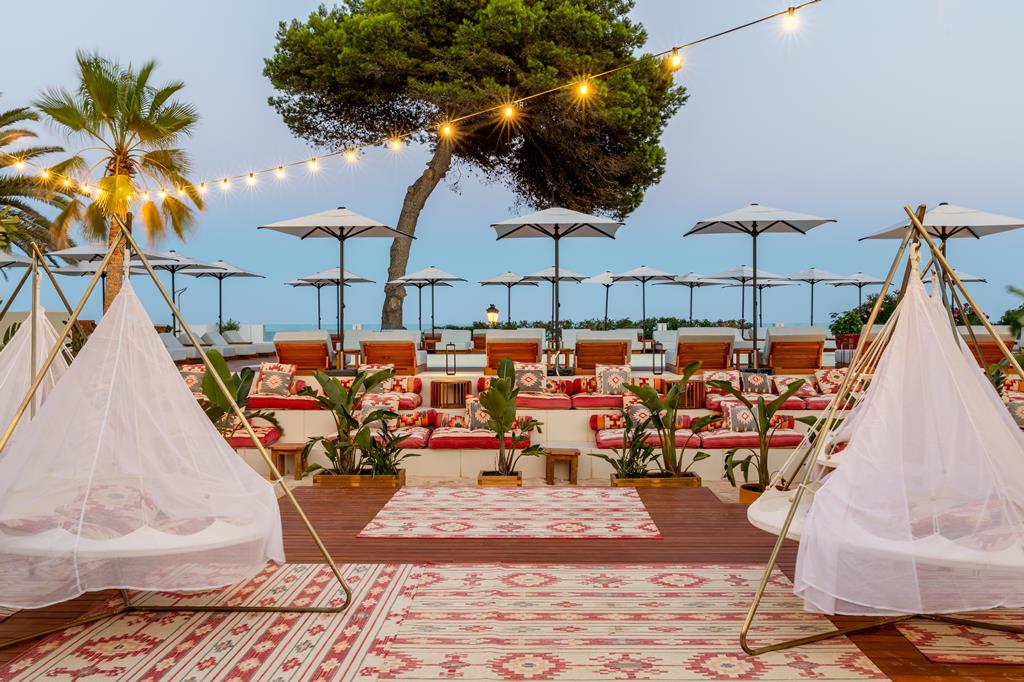 Riomar – Terras met loungebedden, Santa Eulalia del Río