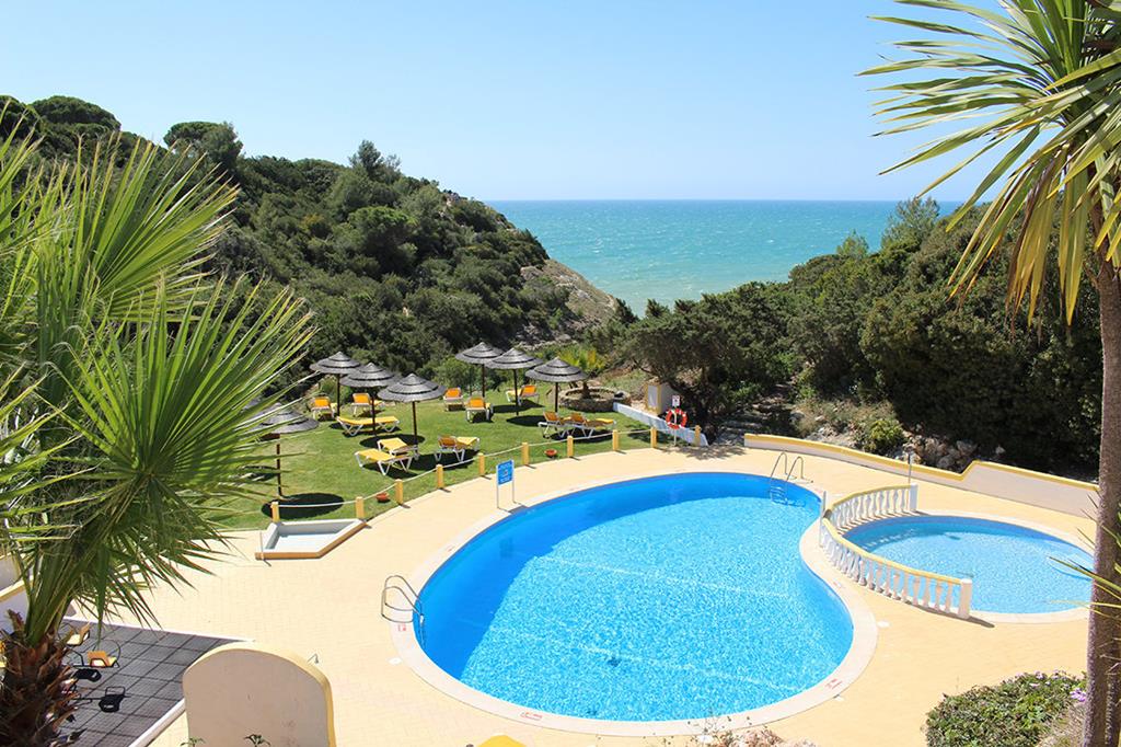 Rocha Brava Resort – Zwembad met zeezicht, Carvoeiro