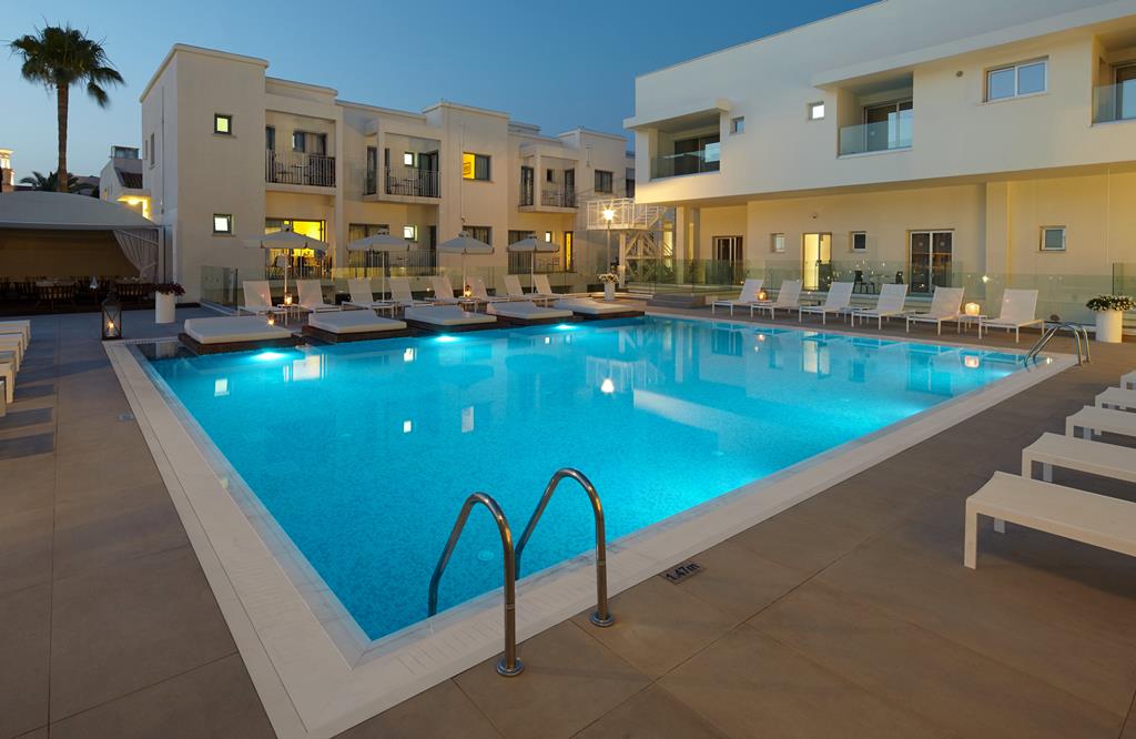 Melpo Antia Hotel & Suites – Zwembad bij schemer, Ayia Napa