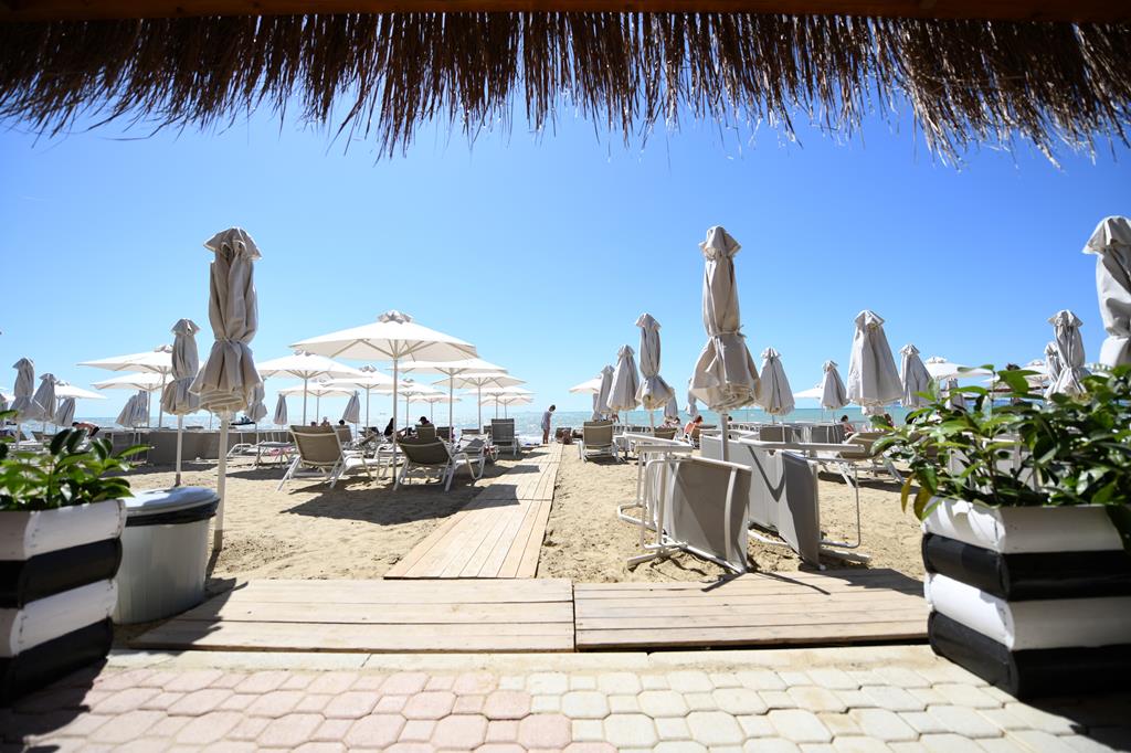 Delight Hotel – Strand met parasols, Golem