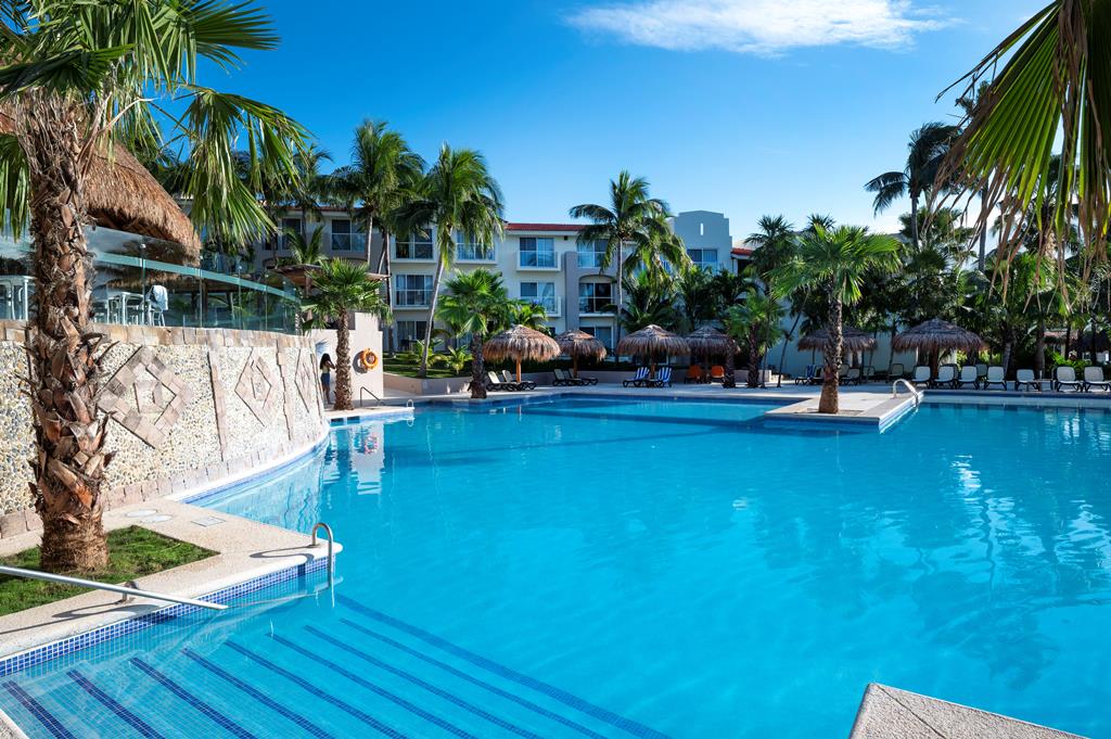 Viva Wyndham Azteca – Zwembad met palmen, Playa Del Carmen
