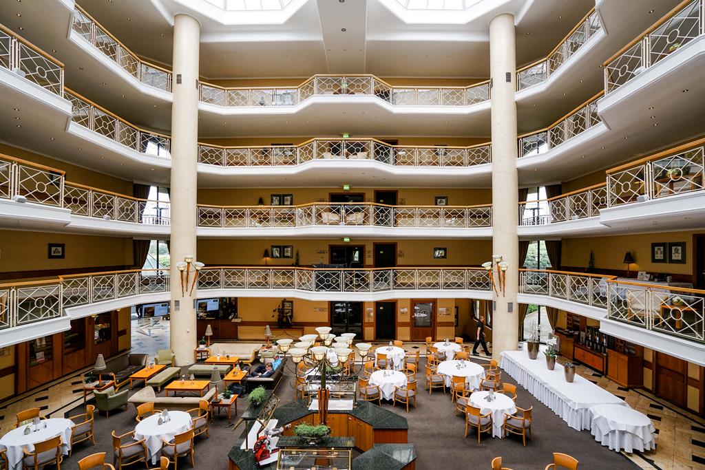 Van der Valk Berlin Brandenburg – Atrium met restaurant, Berlijn