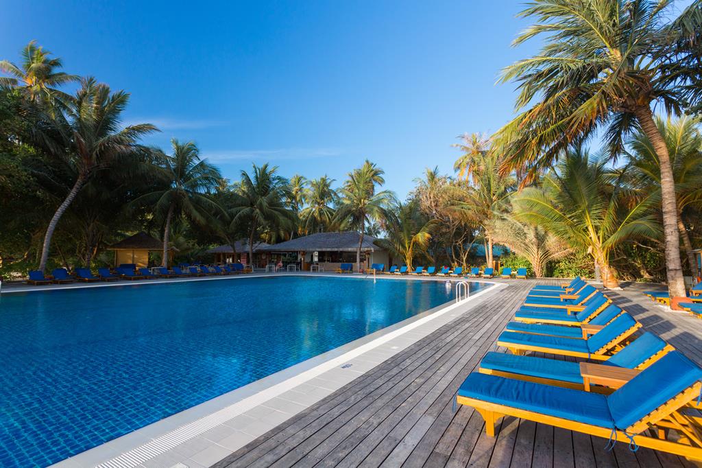 Meeru Maldives Resort Island – Zwembad met ligbedden, Noord Male Atol