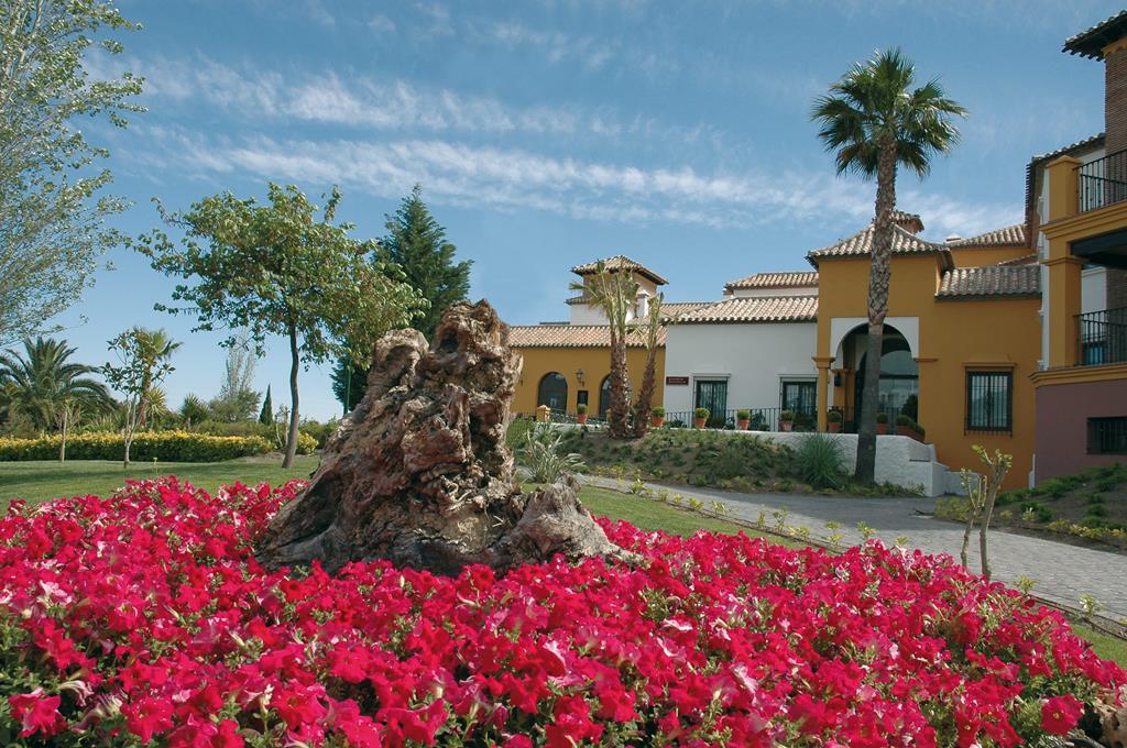 B Bou La Viñuela – Tuin met bloemen, La Viñuela