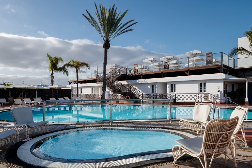 Plus Fariones – Zwembad met ligbedden, Puerto del Carmen