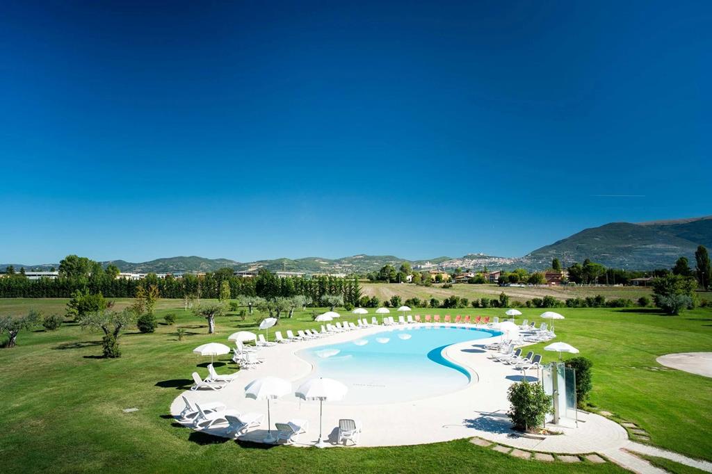 Hotel Valle di Assisi Resort – Zwembad met bergzicht, Santa Maria degli Angeli
