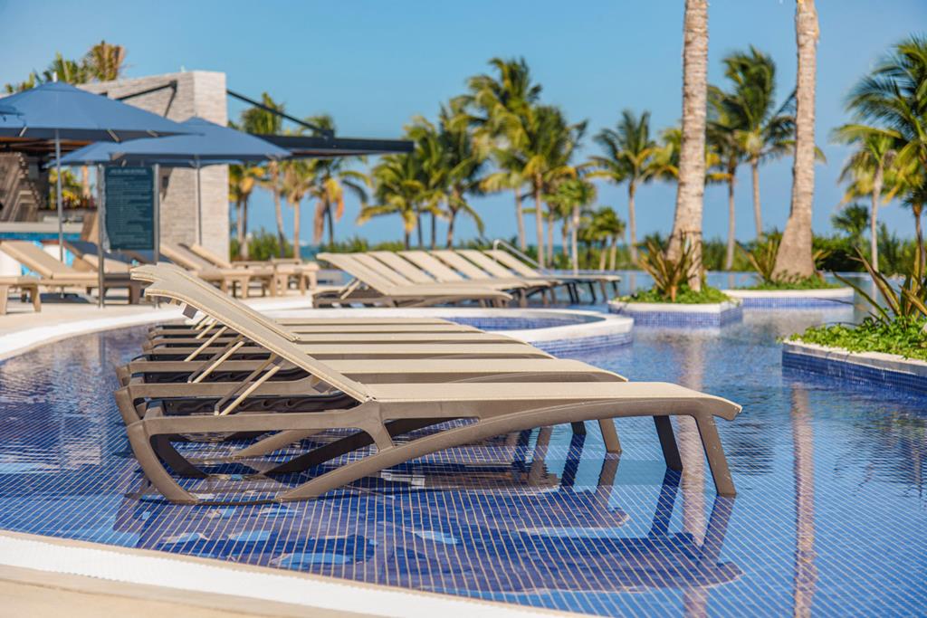 SPLASHWORLD Royalton Splash Riviera Cancun – Zwembad met palmen, Puerto Morelos
