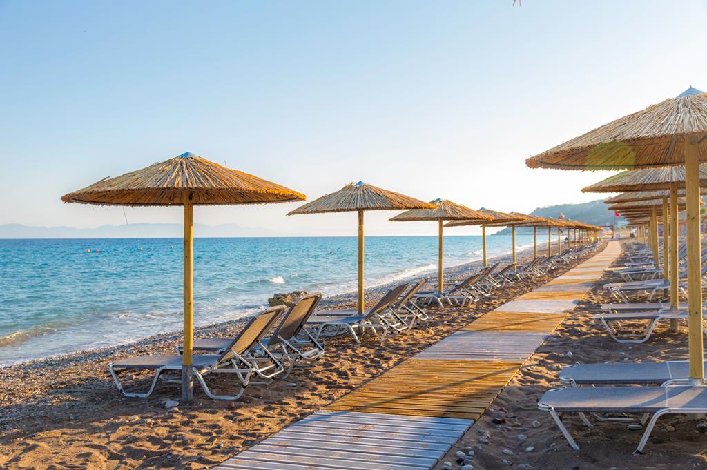 Akti Imperial – Strand met parasols, Ixia