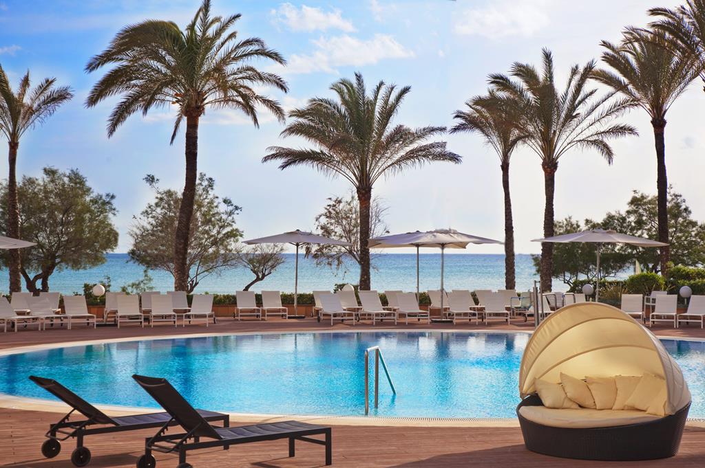 HM Tropical – Zwembad met palmen en zee, Can Pastilla