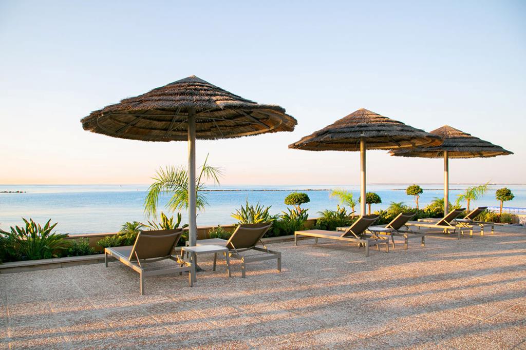 Atlantica Miramare Beach Hotel – Strand met parasols, Limassol