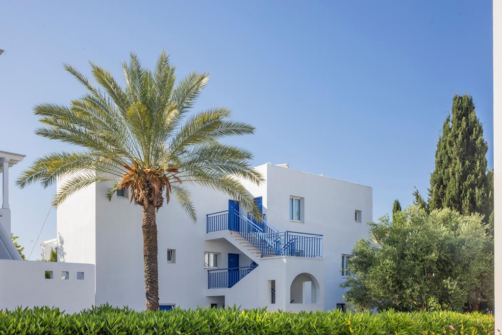 TUI TIME TO SMILE Aliathon Village – Gebouw met palm, Paphos