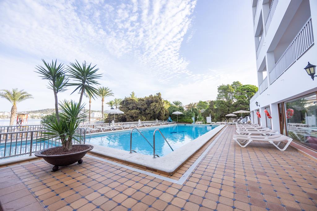 Ses Savines – Zwembad met palmen, San Antonio