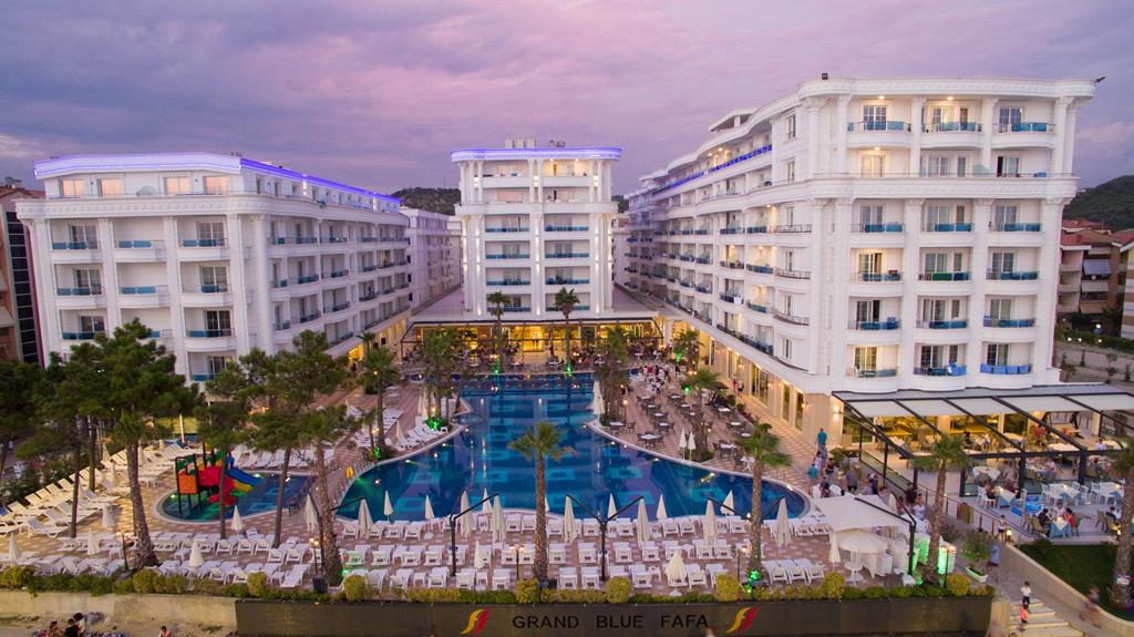Hotel Grand Blue Fafa – Resort in de avond, Golem