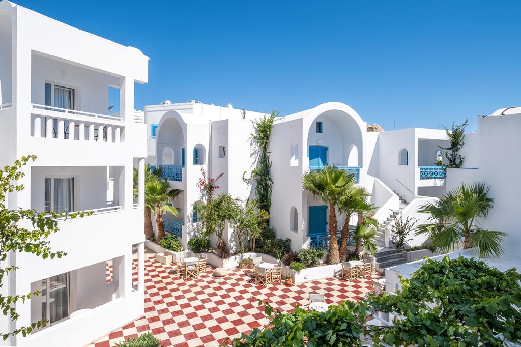 Kamari Beach – Wit hotel met blauwe lucht, Kamari