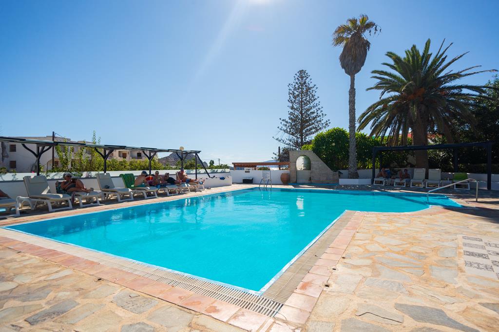 Popi Studios – Zwembad in zon, Arkasa