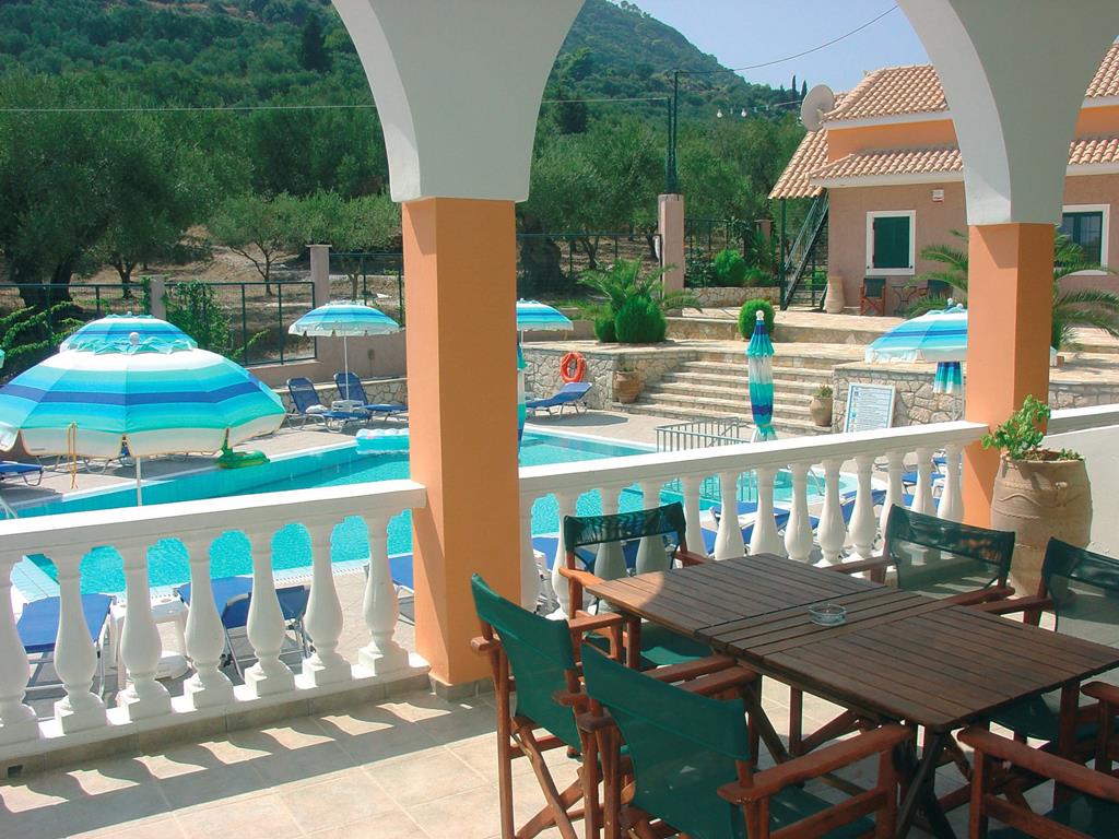 Rentaki Villas – Terras bij zwembad, Keri