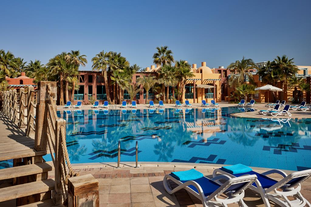 Sheraton Miramar Resort – Zwembad met ligbedden, El Gouna