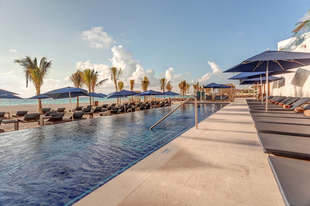 Royalton CHIC Suites Cancun Resort & Spa – Zwembad met palmen, Cancun