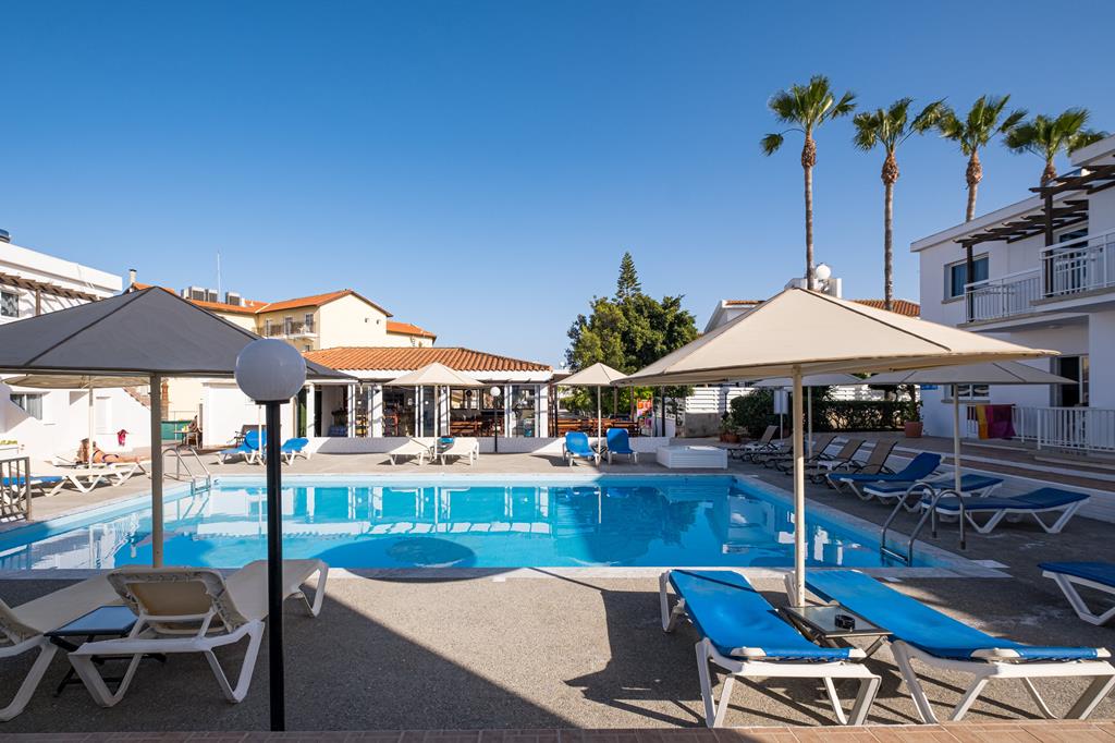 Anais Bay – Zwembad met ligbedden, Protaras