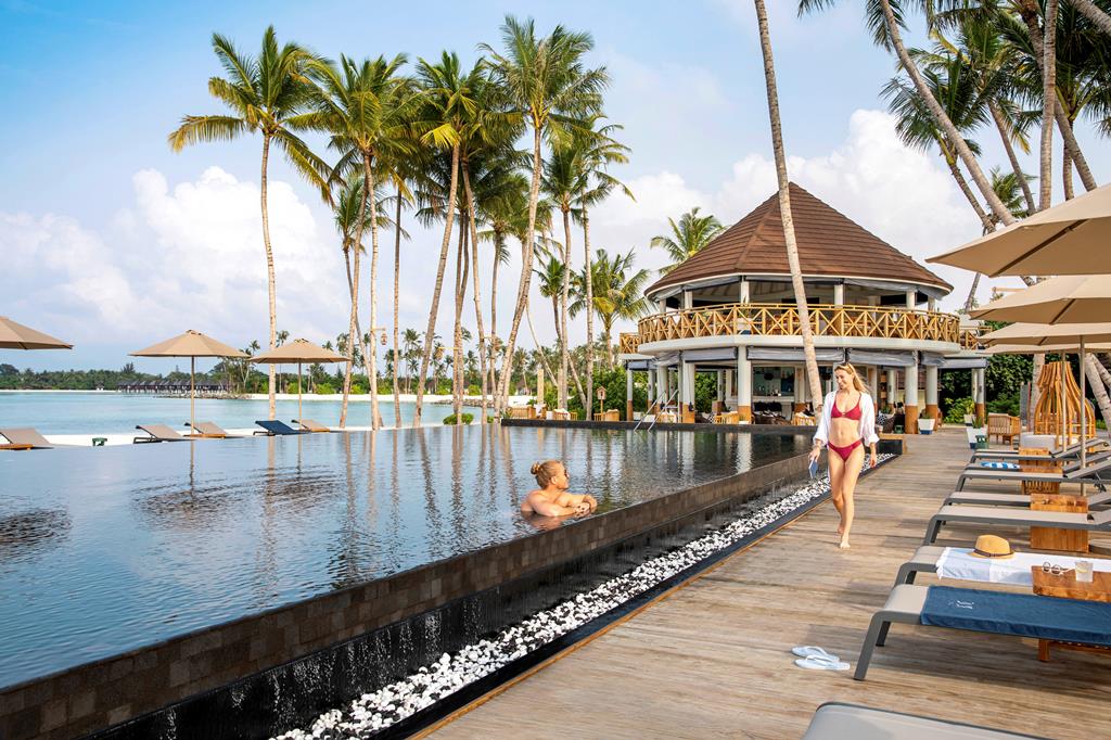 TUI BLUE Olhuveli Romance – Zwembad met ligbedden, Zuid Male Atol