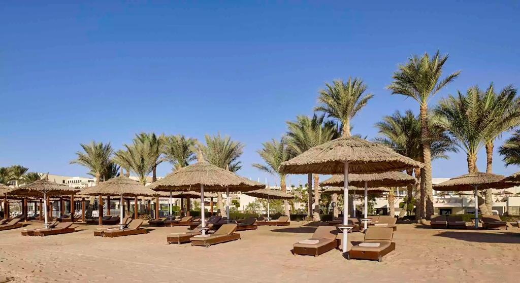 TUI BLUE Sensatori Coral Sea – Strand met parasols, Sharks Bay