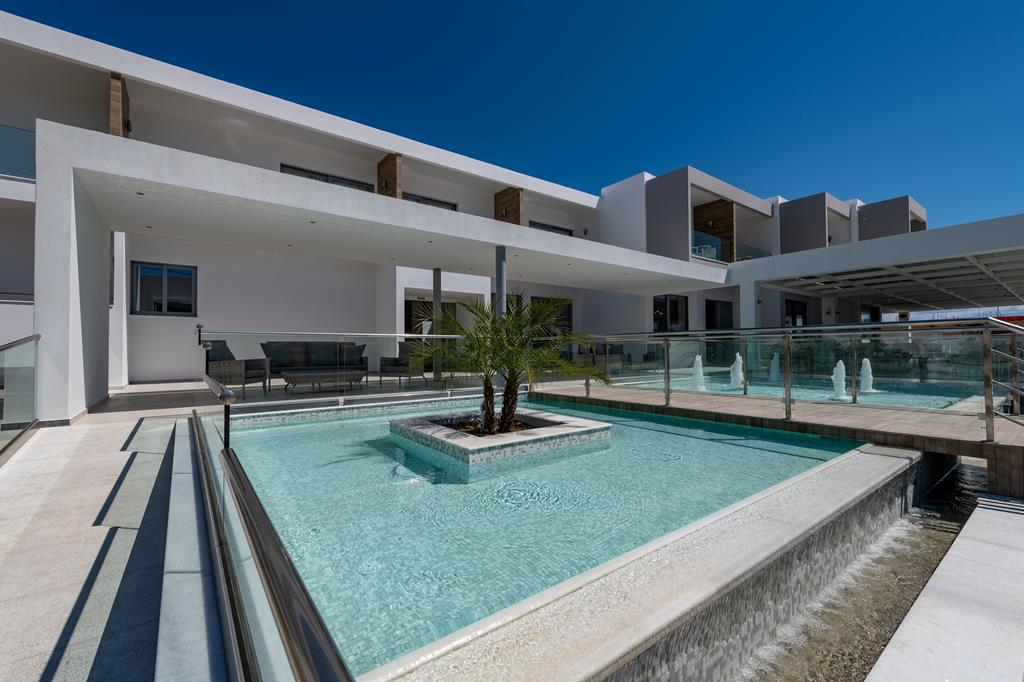 Frosini – Zwembad bij gebouw, Kos stad Lambi