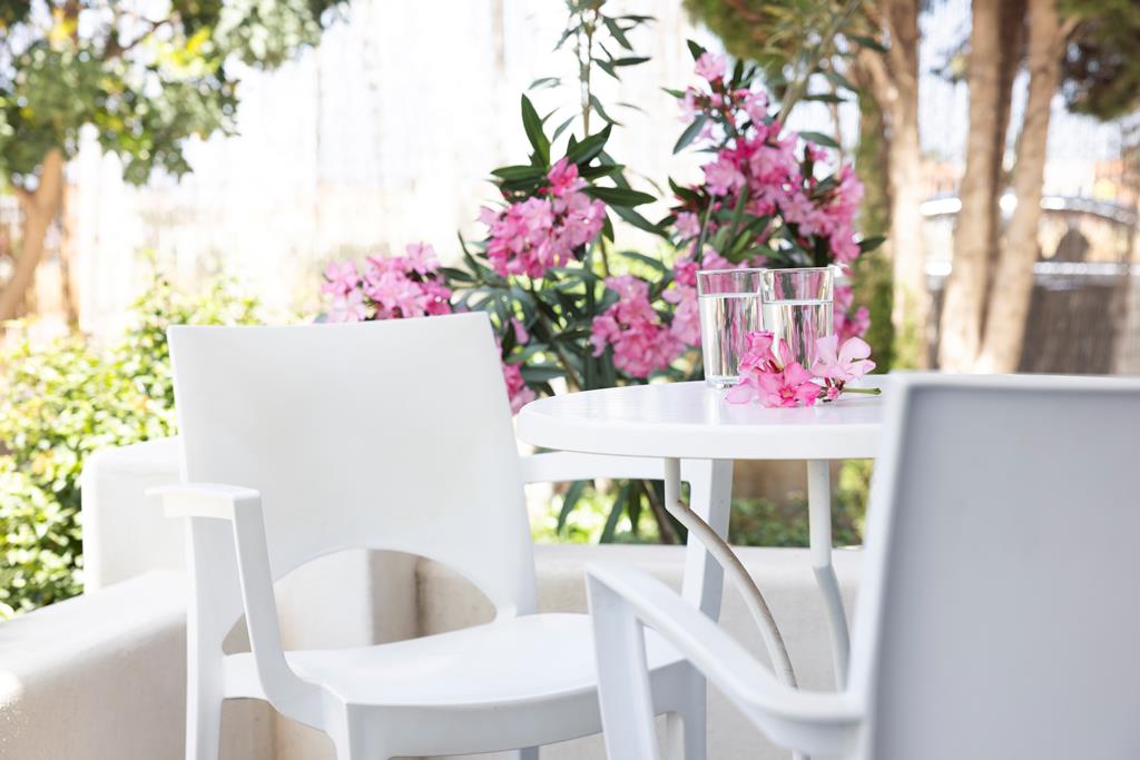 TUI TIME TO SMILE Aliathon Village – Terras met bloemen, Paphos