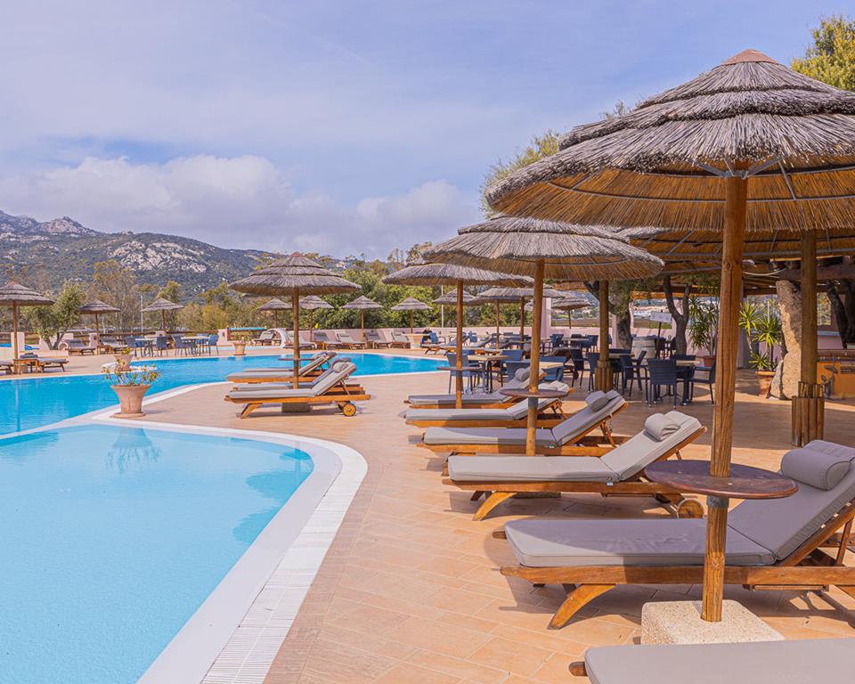 Airone – Zwembad met rieten parasols, Arzachena