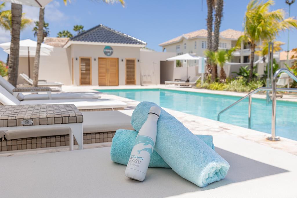 Dolphin Suites & Wellness Curacao – Ligbedden aan zwembad, Mambo Beach