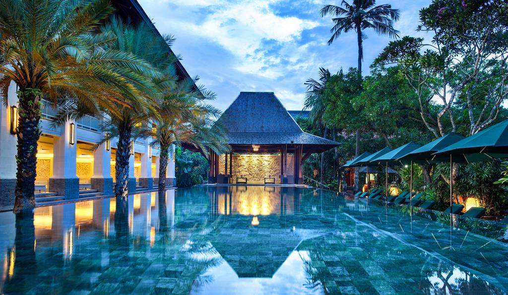 Puri Santrian – Zwembad bij avond, Sanur