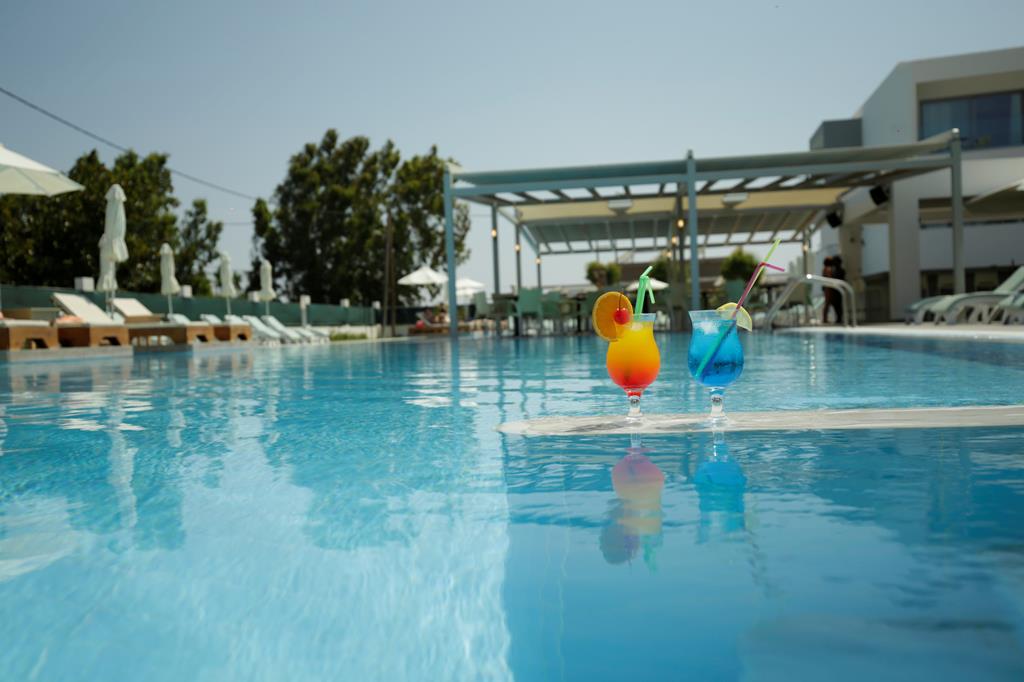 Frosini – Zwembad met cocktails, Kos stad Lambi