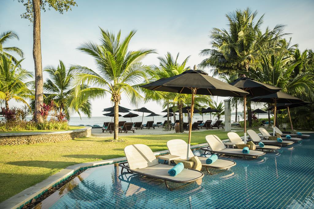 ROBINSON KHAO LAK – Zwembad met ligbedden, Khao Lak