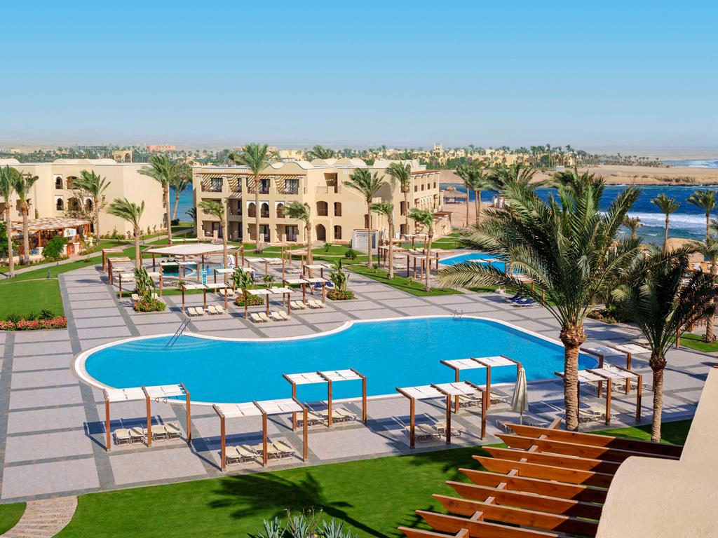 TUI Blue Samaya – Zwembad met ligbedden, Coraya Bay