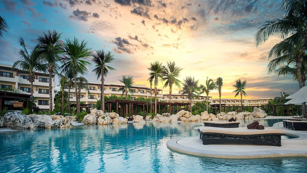 Secrets Maroma Beach Riviera Cancun – Zwembad bij zonsondergang, Punta Maroma