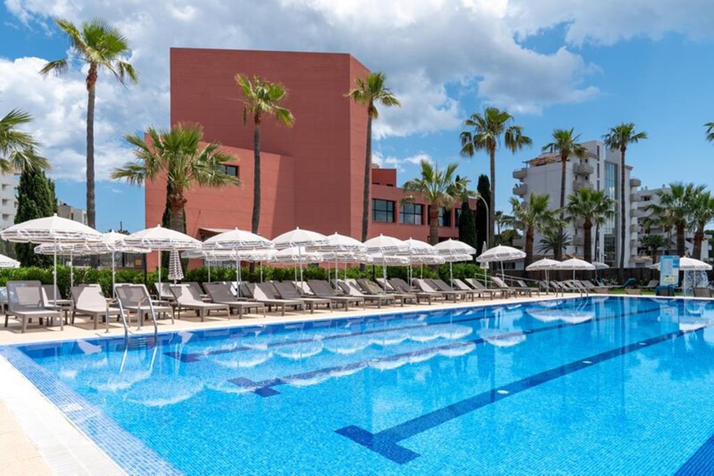 Cala Millor Garden – Zwembad met parasols, Cala Millor